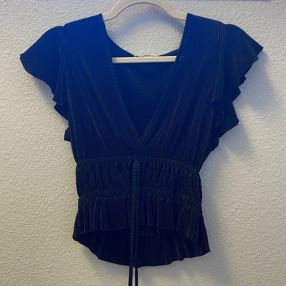 Polyester black short sleeve slightly cropped in the front